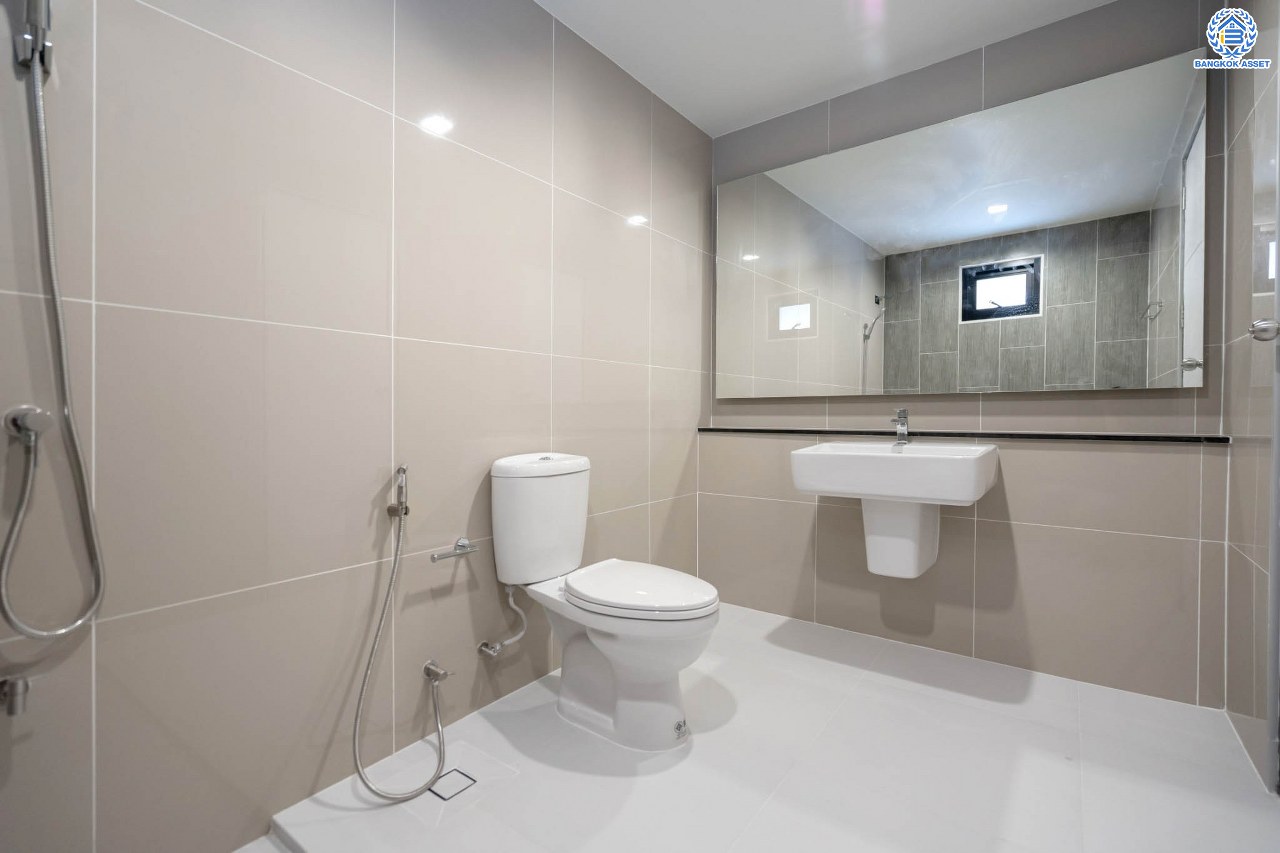 บ้านมือสองตกแต่งใหม่ โครงการ เมืองเอก โครงการ8  วิภาวดี-รังสิต บ้านเดี่ยวหลังใหญ่ บนเนื้อที่ 105 ตร.ว. พื้นที่ใช้สอยเยอะถึง 444 ตร.ม. พร้อมฟังก์ชัน 3 ห้องนอน 5 ห้องน้ำ 1 ห้องอเนกประสงค์ 1 ห้องแม่บ้าน จอดรถได้ 2 คัน สุดยอดทำเล เชื่อมต่อทุกการเดินทาง ใกล้จุดขึ้นทางด่วน "ศรีสมาน" และมหาวิทยาลัยรังสิต